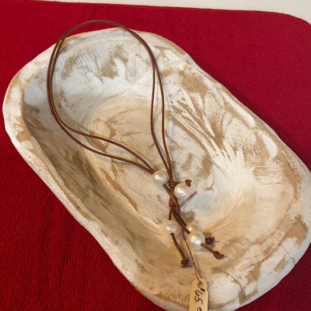Choker and adjustable leather cord and pearl necklace
